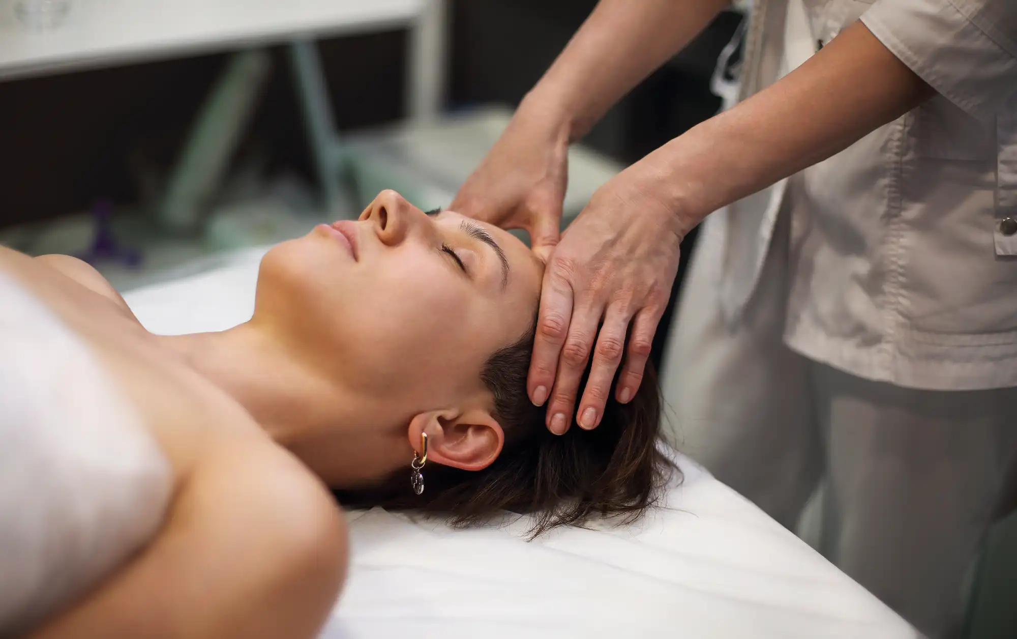 MAssage mit Aromaöl bei Yogong mit Brigitte Konstroffer Merzig Yogagruppe