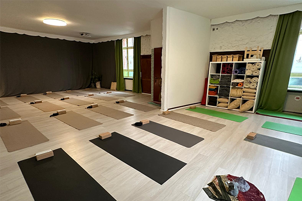 Rechte Wandansicht des renovierten Yogastudios in Merzig