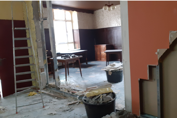 Innenwand des Studios vor der Renovierung auf der linken Seite