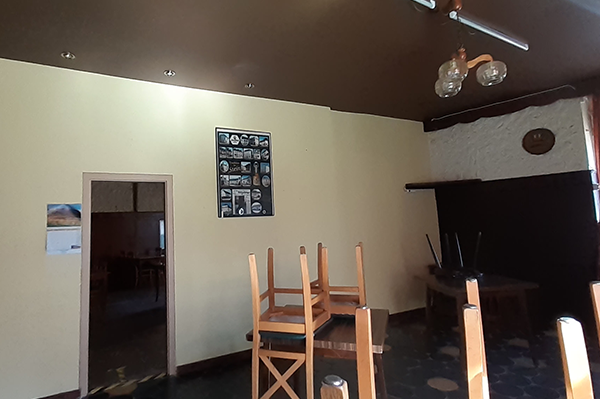 Innenwand des Studios vor der Renovierung auf der rechten Seite